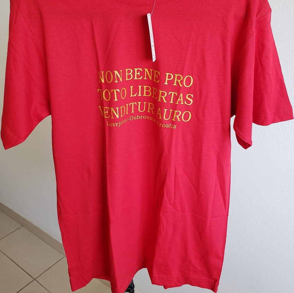 Red T shirt - Picture 2 of 7